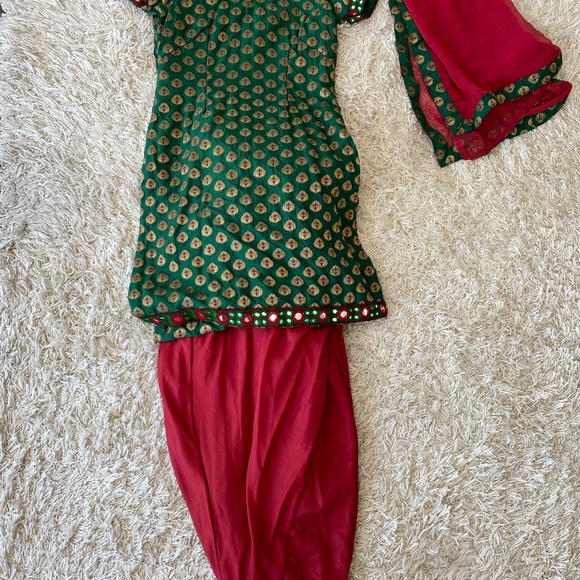 Green and red Patiala style salwar suit - Picture 4 of 6